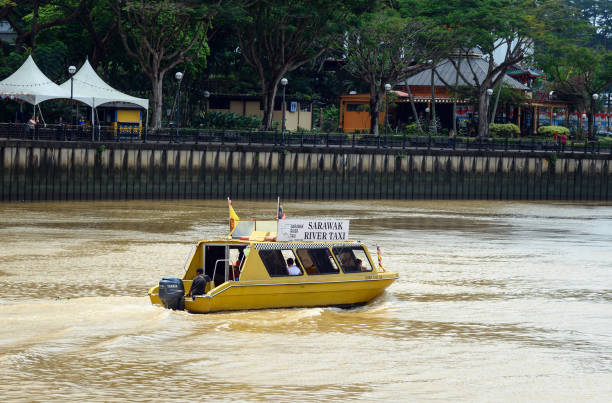 bateau-taxi de la rivière sarawak sur la rivière dans la ville de kuching - sarawak state photos et images de collection