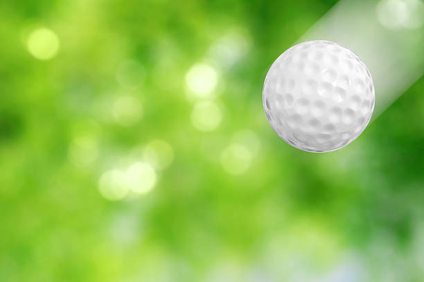 pelota de golf  - putting down fotografías e imágenes de stock
