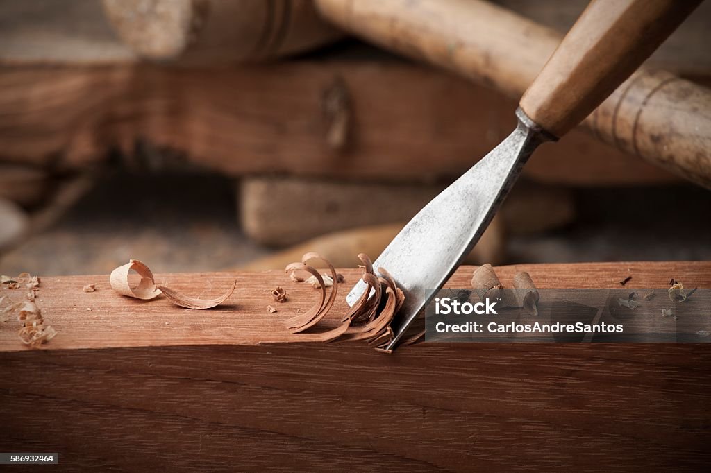 gros plan gouge pour le bois sur l’établi charpentier - Photo de Menuisier libre de droits