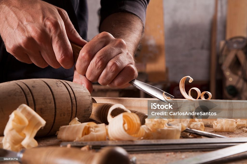 Les mains de l’artisan sculptent avec une gouge - Photo de Menuisier libre de droits