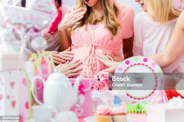 Los Mejores Amigos En La Fiesta De Baby Shower Celebrando Foto de stock y más banco de imágenes de Fiesta prenatal