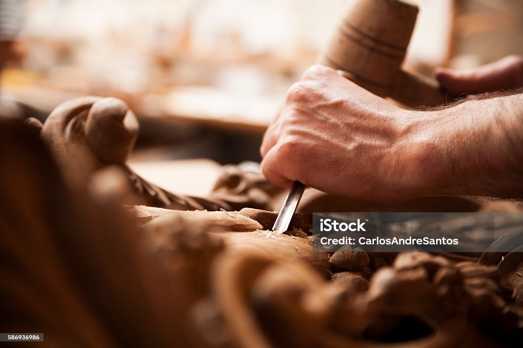 Les mains de l’artisan sculptent avec une gouge - Photo de En bois libre de droits