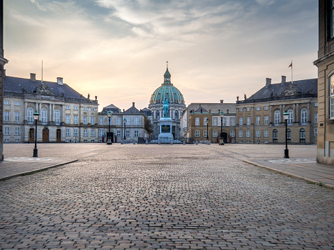 La plaza del Palacio Real de Amalienborg. Copenhague, Dinamarca, amanecer photo