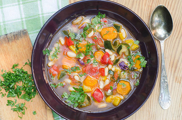 sopa de verduras multicolor - cooking domestic kitchen vegetable soup fotografías e imágenes de stock