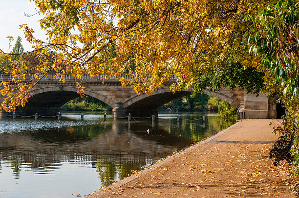 serpentine bridge, hyde park, londres, inglaterra, reino unido - hyde park fotografías e imágenes de stock