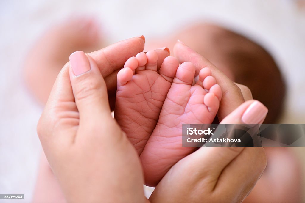 Les petits pieds de bébé nouveau-né  - Photo de Bébé libre de droits