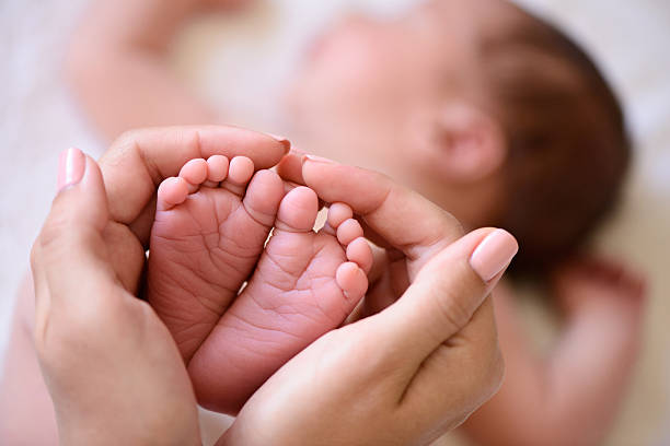 pie de bebé recién nacido pequeño  - human leg smooth human skin human foot fotografías e imágenes de stock