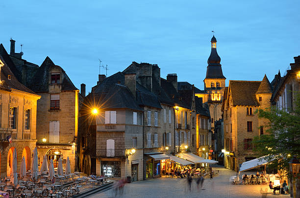 paysage urbain du soir de la ville français sarlat - sarlat la photos et images de collection