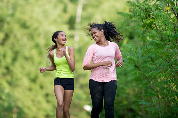 trotando juntos a través del bosque - family sport exercising jogging fotografías e imágenes de stock