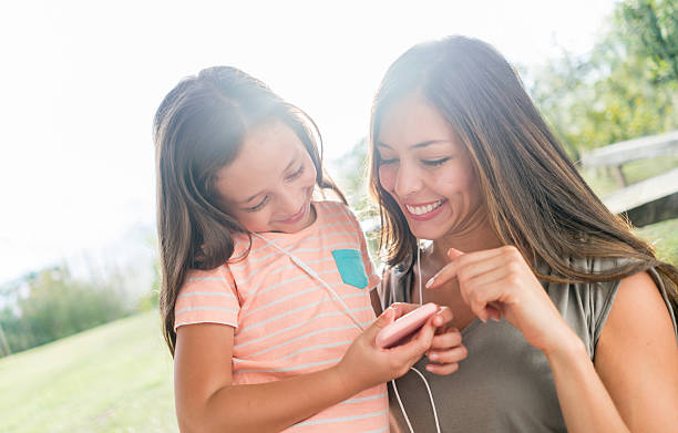 母と娘の音楽を聞く - parent mother music listening ストックフォトと画像