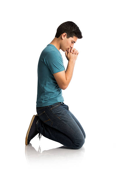 istock Side view of young man knelt down 587202582