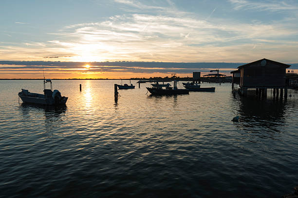 istock Fishing huts at Scardovari lagoon during sunset 587204688