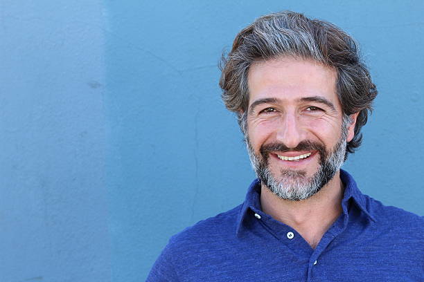 retrato de un hombre maduro y elegante sonriente - armenian ethnicity fotografías e imágenes de stock