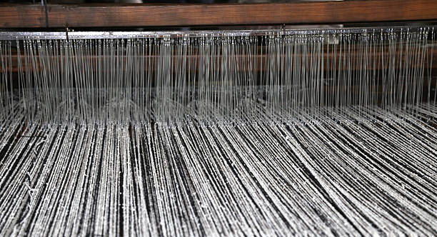 ancien tisser textile en bois noir et blanc - interlacement photos et images de collection