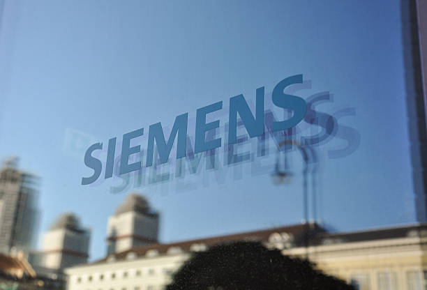 새로운 본사 의 문에 지멘스 로고 - 뮌헨, 독일 - siemens 뉴스 사진 이미지