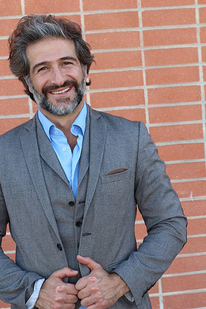 retrato de un elegante hombre de negocios tocando su traje - sales manager fotografías e imágenes de stock