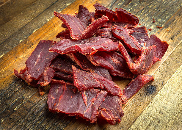 espasmódicos de carne - beef jerky meat smoked imagens e fotografias de stock