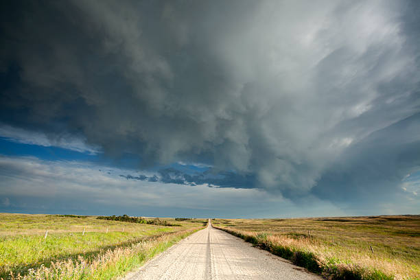 nuvens de tempestade sobre as pradarias saskatchewan - saskatchewan sky rain cloud - fotografias e filmes do acervo