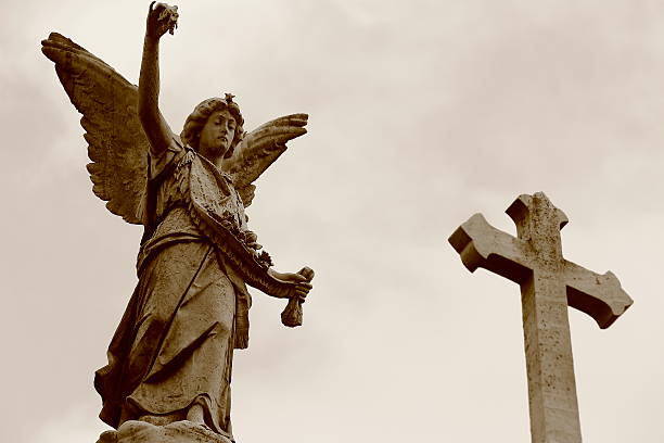 sepia schöne friedliche madonna engel gedenkgrab, kreuz, recoleta friedhof - contemplation sunset eternity thinking stock-fotos und bilder