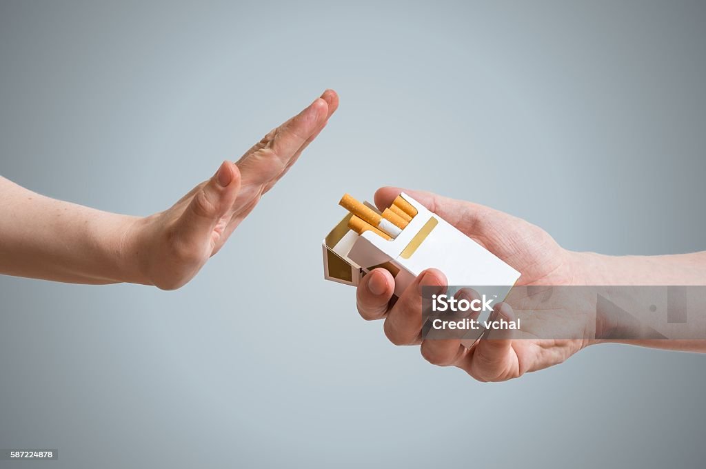 喫煙の概念をやめる。手はタバコの申し出を拒否しています。 - 喫煙問題のロイヤリティフリーストックフォト