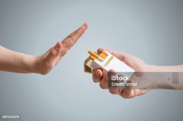 喫煙の概念をやめる手はタバコの申し出を拒否しています - 喫煙問題のストックフォトや画像を多数ご用意 - 喫煙問題, タバコをやめる, タバコを吸う