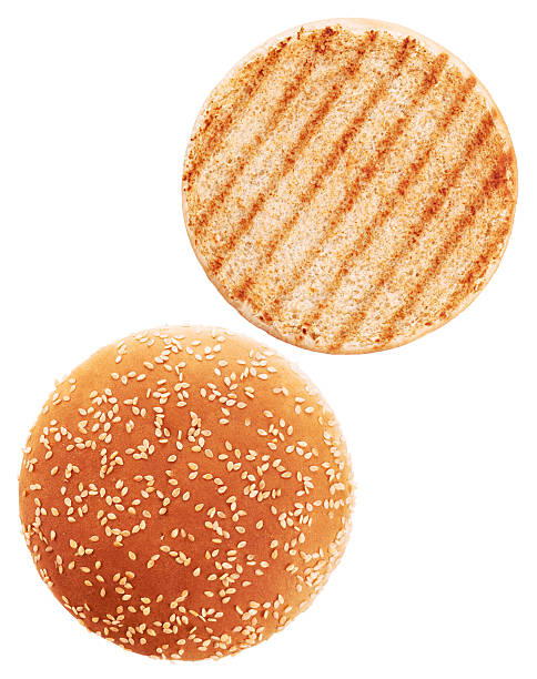 bollo de hamburguesa a la parrilla aislado sobre fondo blanco. - bun fotografías e imágenes de stock