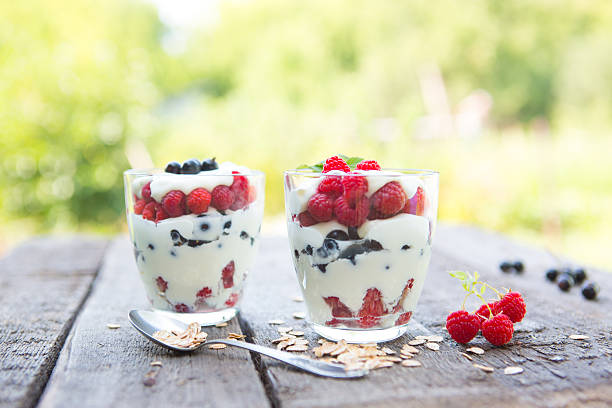 yogur natural con frambuesas frescas, grosella negra y muesli. - fruit cup fotografías e imágenes de stock