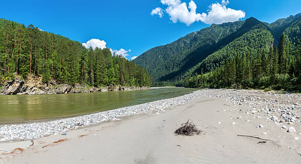 istock Magnificent sandy beach on the river Kitoy 587228918