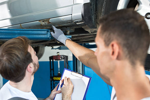 istock Mechanics shows where the defect on the car 587230976