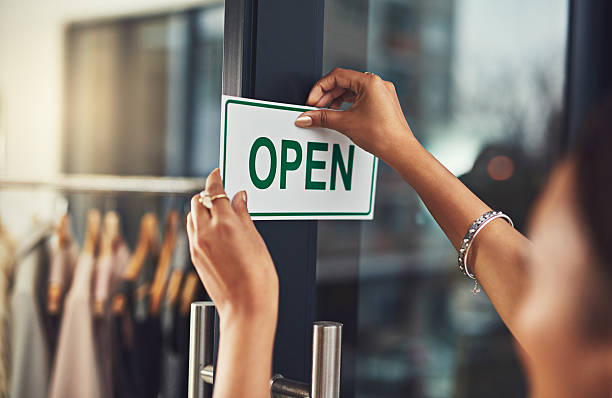 benvenuti nel miglior negozio della città - businesswoman advertise placard advertisement foto e immagini stock