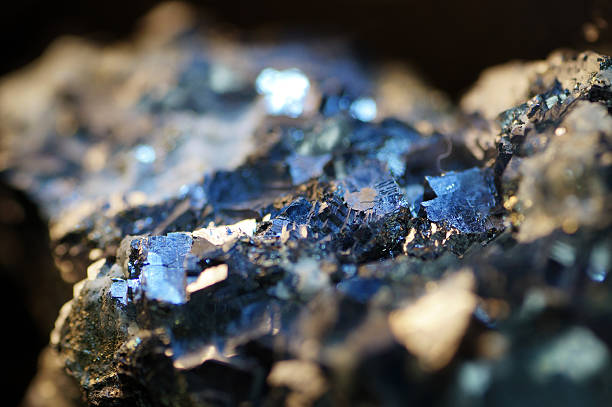 macro pirita mineral - gema fenómeno natural fotografías e imágenes de stock