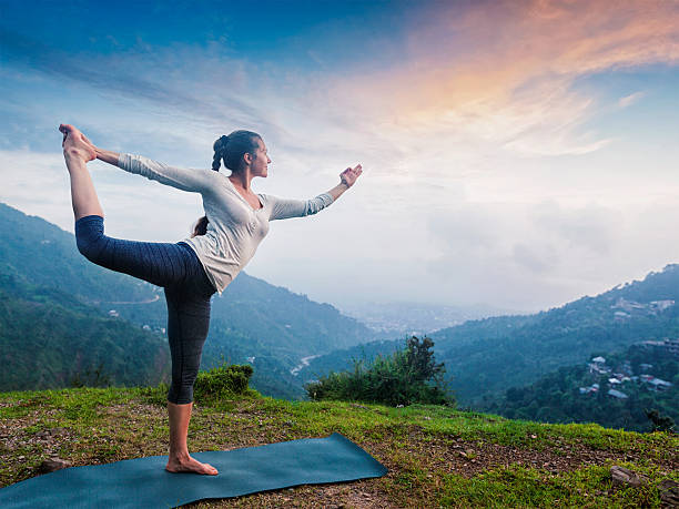 mulher a fazer asana yoga natarajasana ao ar livre em cascata - natural phenomenon waterfall rock tranquil scene imagens e fotografias de stock