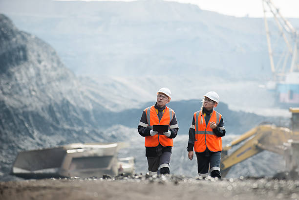 arbeiter mit kohle im tagebau - geologie stock-fotos und bilder