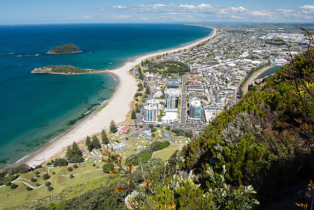 plaża omanu ze szczytu góry maunganui, nowa zelandia - tauranga zdjęcia i obrazy z banku zdjęć