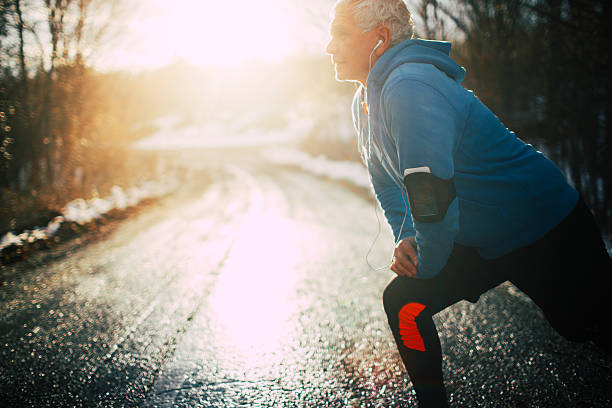 active senior hombre de estiramiento - fresh snow audio fotografías e imágenes de stock