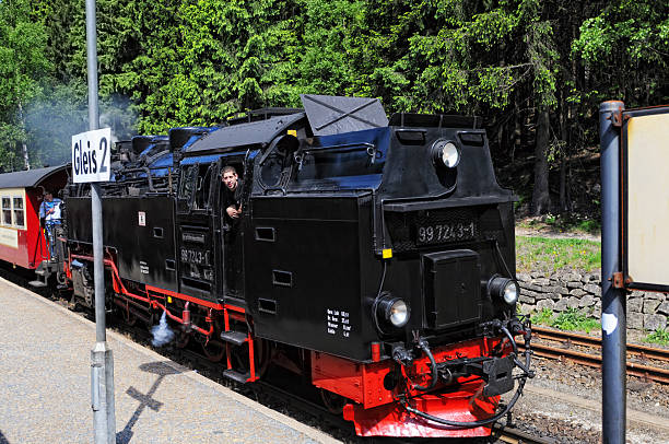 locomotora de tren de vapor en automóvil al monte brocken - triebwagen fotografías e imágenes de stock