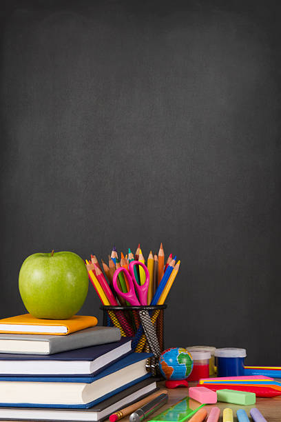 schulbedarf mit apple und tafel - textbook book apple school supplies stock-fotos und bilder