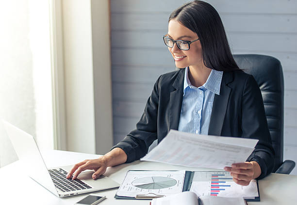 hermosa mujer de negocios - ayudante fotografías e imágenes de stock