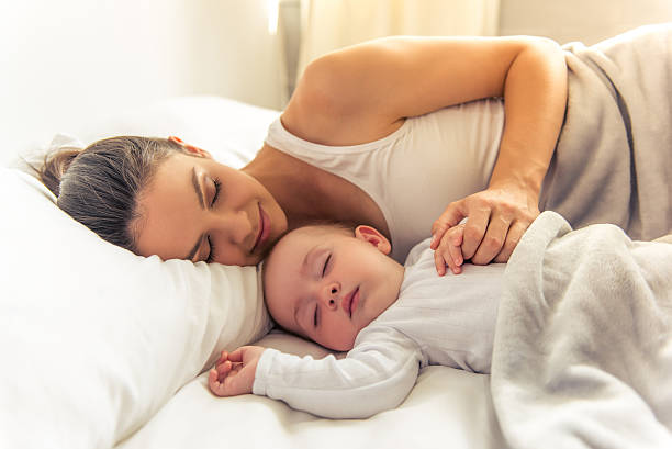 mamá y bebé - baby mother sleeping child fotografías e imágenes de stock