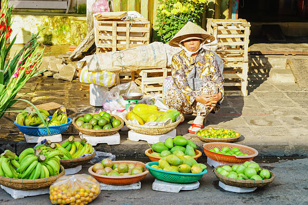 신선한 바나나 망고와 라임을 판매하는 아시아 상인 - lime market vietnam fruit 뉴스 사진 이미지