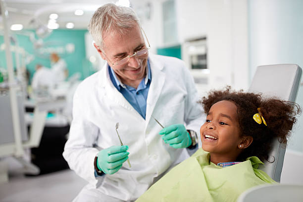 happy kid after repairing tooth - dentist child dentist office human teeth imagens e fotografias de stock