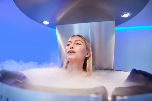 young woman in a cryo sauna chamber - banho terapêutico imagens e fotografias de stock