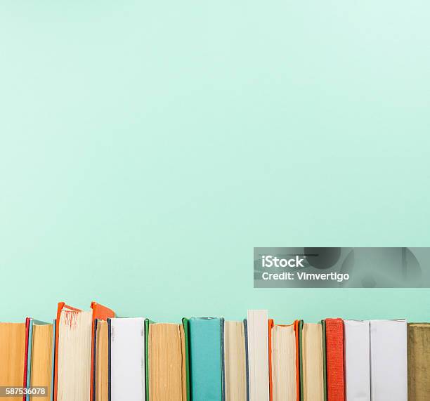 Libros En El Estante Del Escritorio De La Mesa De Madera Del Grunge En La Biblioteca Atrás Foto de stock y más banco de imágenes de Libro