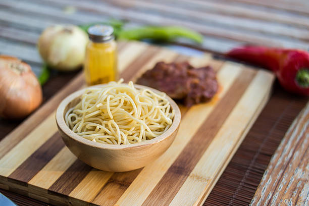 sphagetti with beef and vegetables - salisbury steak imagens e fotografias de stock