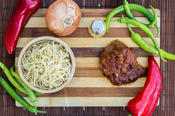 beef with tomato sauce, sphagetti and vegetables. - salisbury steak imagens e fotografias de stock