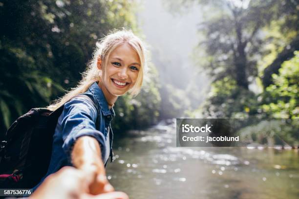 Weibliche Wanderer In Der Hand Seines Freundes Stockfoto und mehr Bilder von Natur - Natur, Frauen, Wandern
