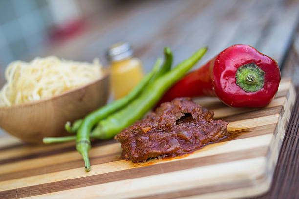 beef with tomato sauce, sphagetti and vegetables. - salisbury steak imagens e fotografias de stock