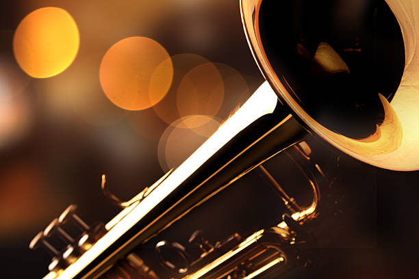 dettaglio della tromba in un jazz bar - close up nightclub trumpet nobody foto e immagini stock