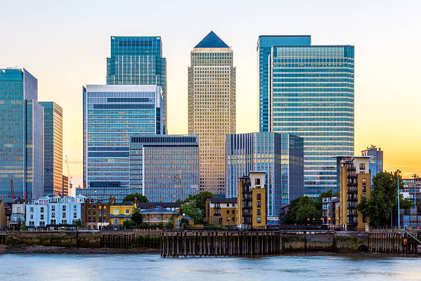 cais canário em londres ao pôr do sol - central bank - fotografias e filmes do acervo