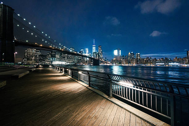new york city - brooklyn bridge park - manhattan skyline downtown district night photos et images de collection